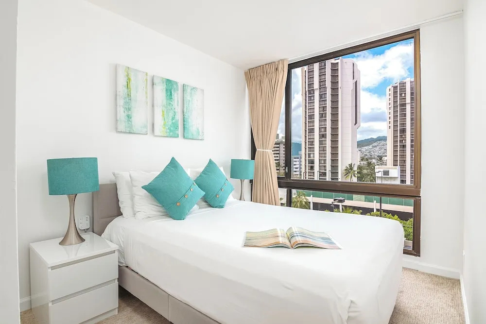 Waikiki Sunset 2 bedroom with Diamond Head View and Parking