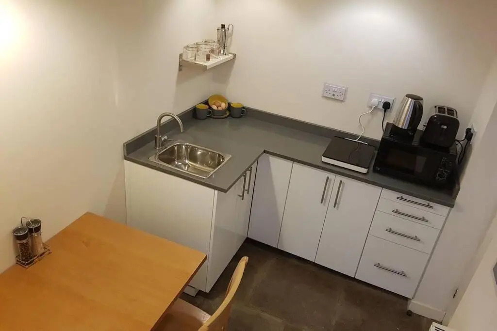 Glenroyd House, Private annex to Victorian villa with kitchen