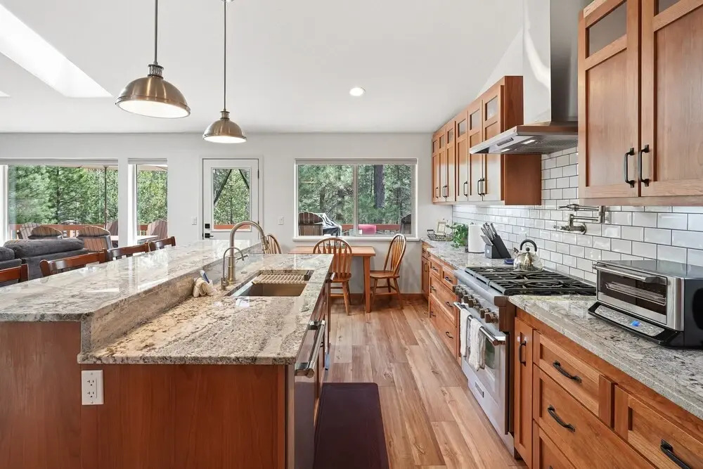 Super Coop 5 Bedroom Home by RedAwning, Bend