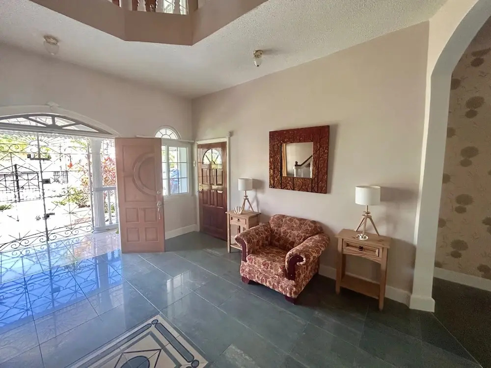5 Bed Villa Sleeps 14 - Private Pool - Smart TVs