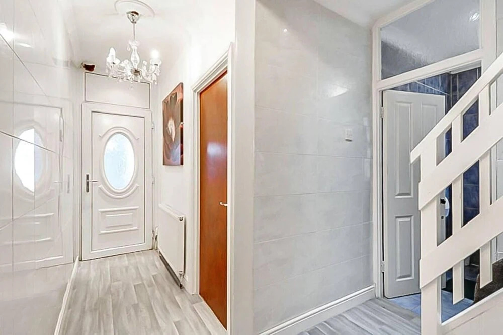 Stunning 7-bed Detached House in Luton With Parkin
