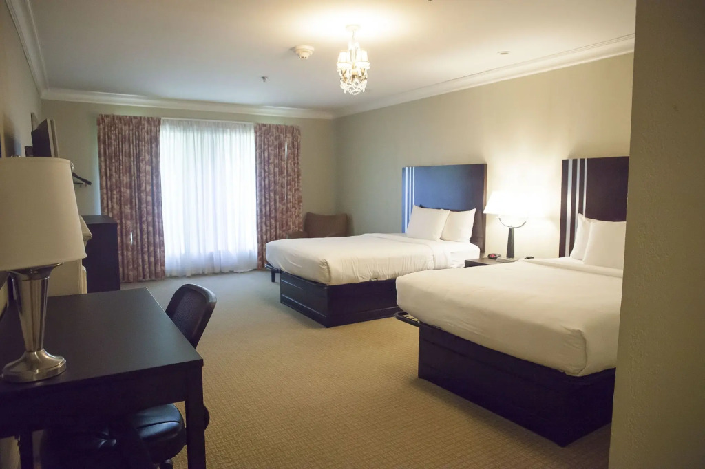 Niagara Crossing Hotel and Spa
