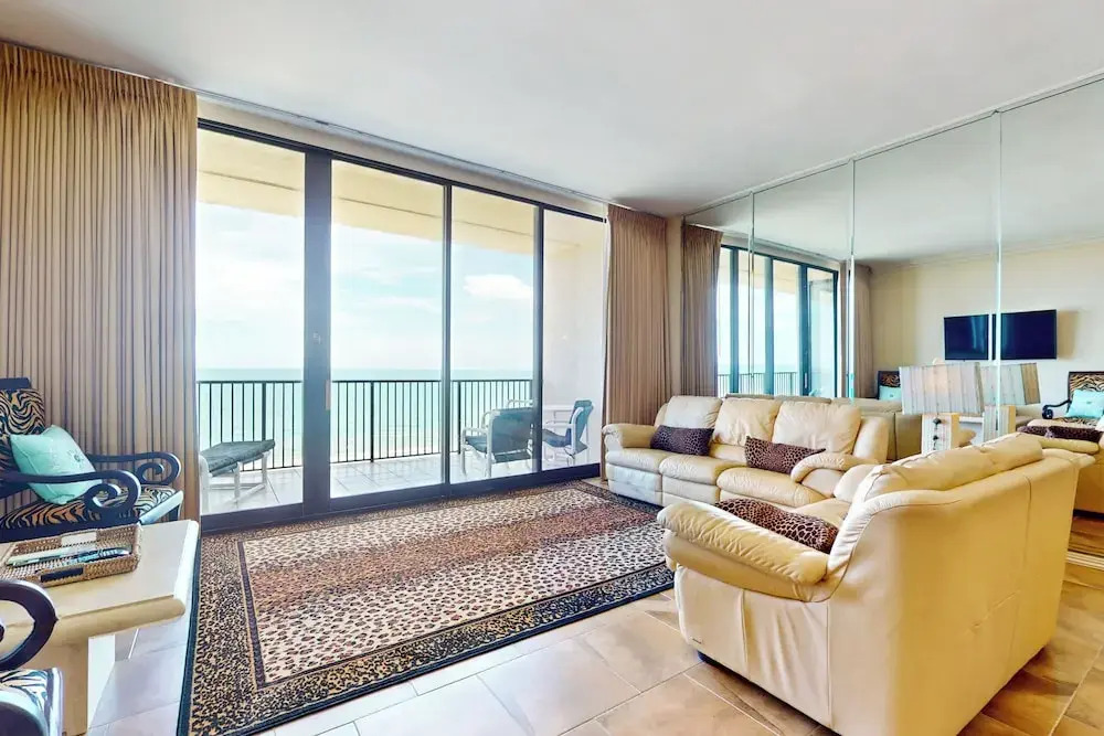 3BR Gulf View Pentouse w/ Pool - Steps to Shore