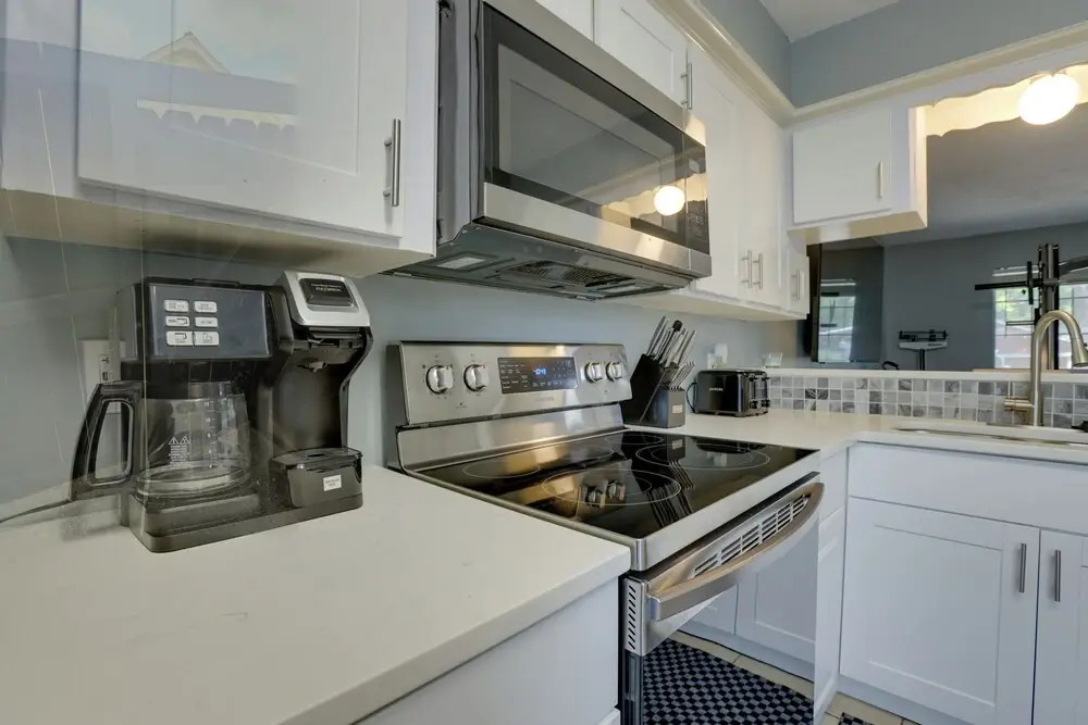Pets Welcome! Humble Townhome 4 Mi to Airport