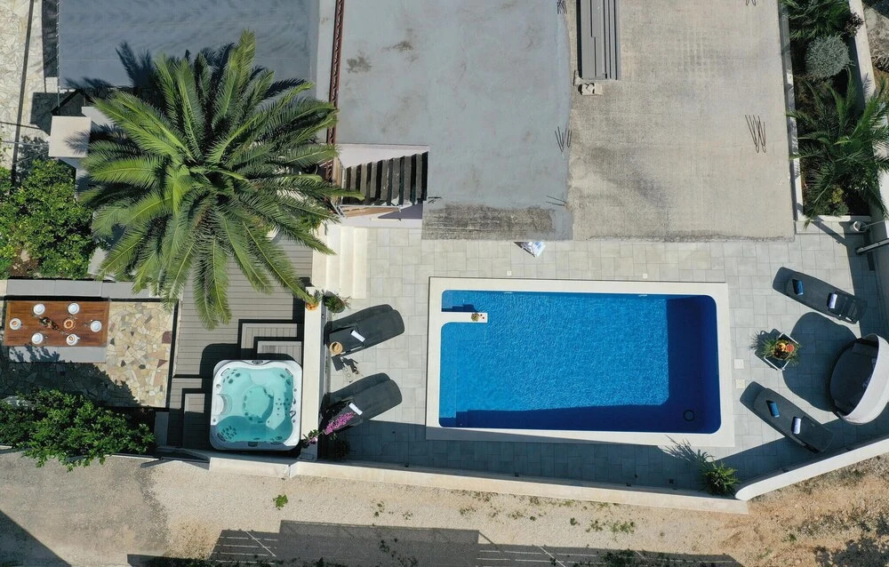 Amazing Home in Okrug Donji with WiFi, 5 Bedrooms & Hot Tub