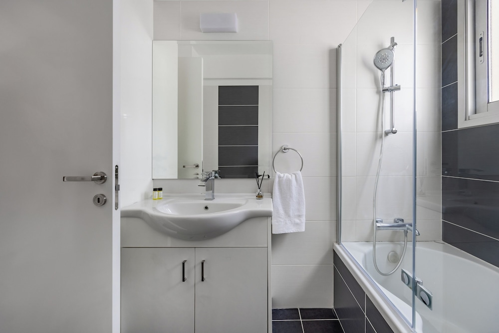 Vasileos Konstantinou Modern 2BR City Apartment With Balcony