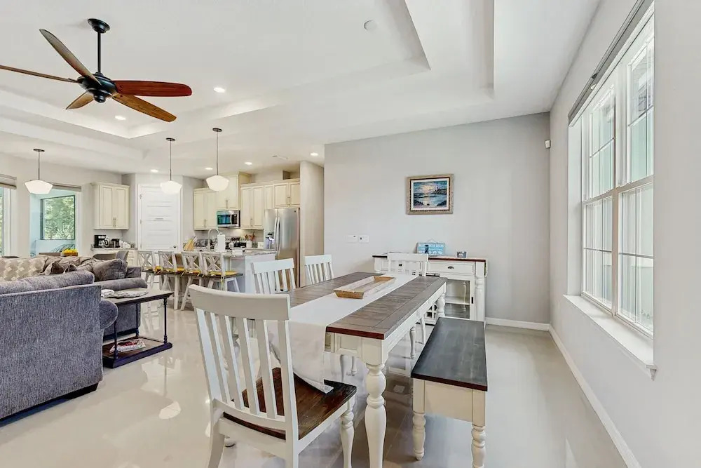 Spacious House With Private Covered Patio, Work Station, Full Kitchen and Grill