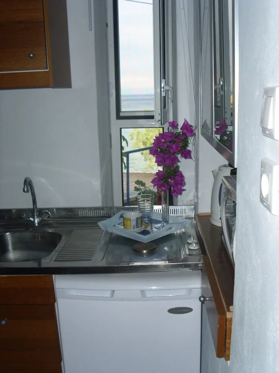 Alkistis Cozy By The Beach Apt in Ikaria Island, Therma Ground Floor