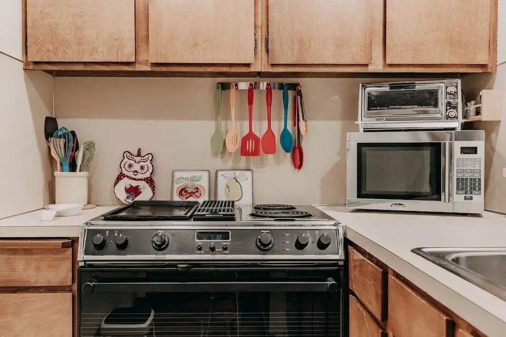91sw - Wi-fi - Pets Ok - Sleeps 6 2 Bedroom Condo by RedAwning