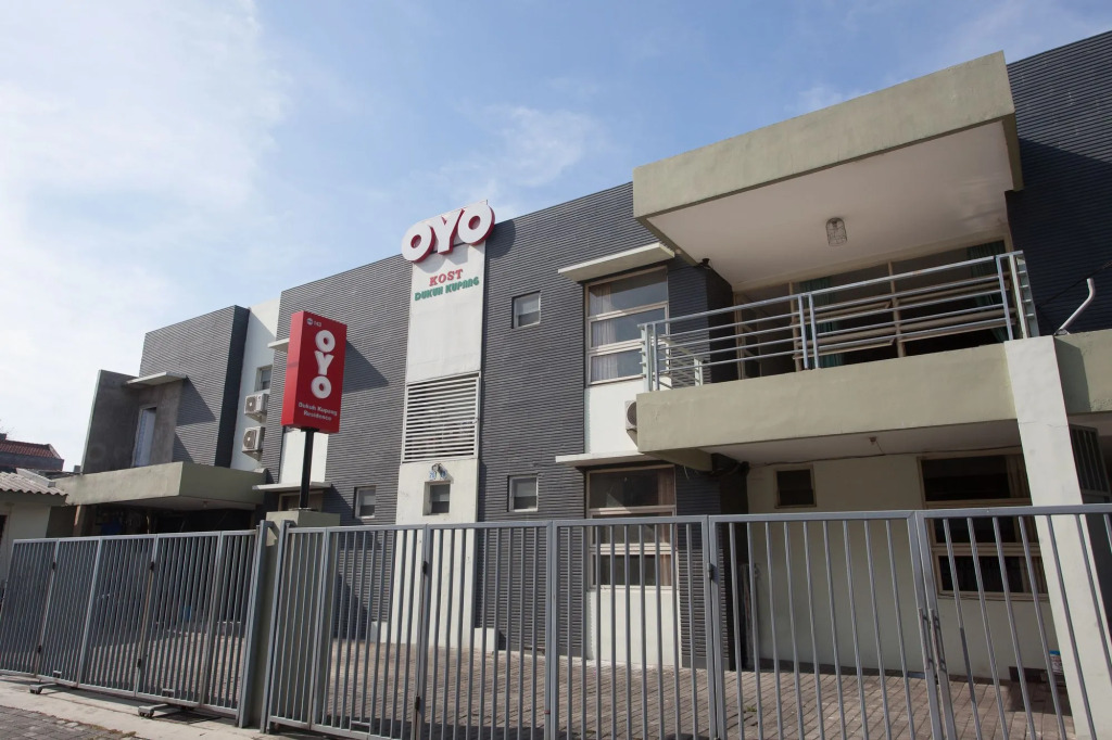 OYO 143 Dukuh Kupang Residence