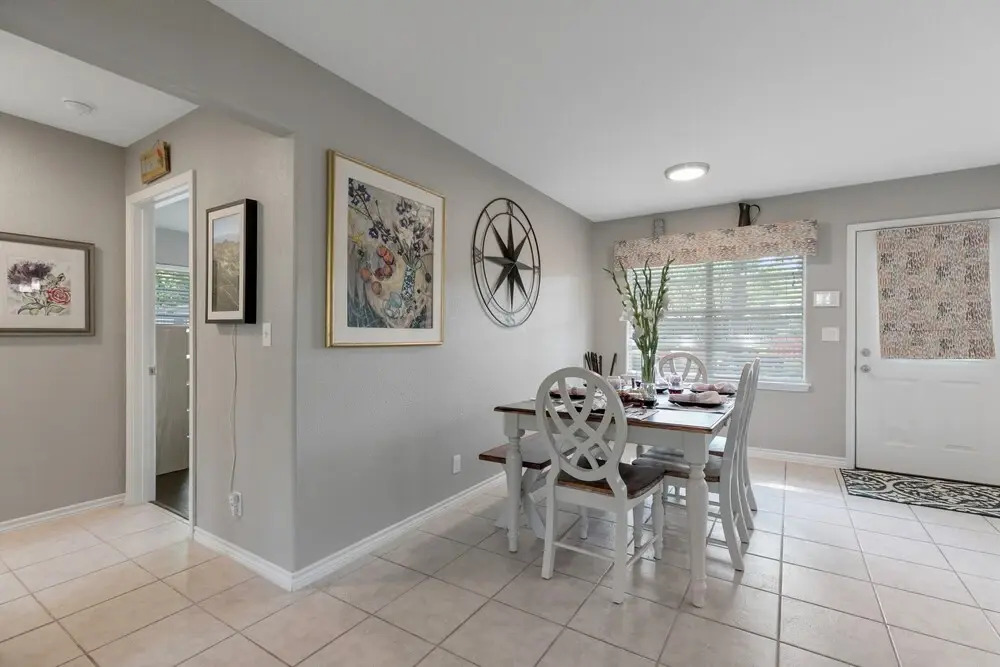 Stylish Home Lrg Yard W/games Grill Hot Tub