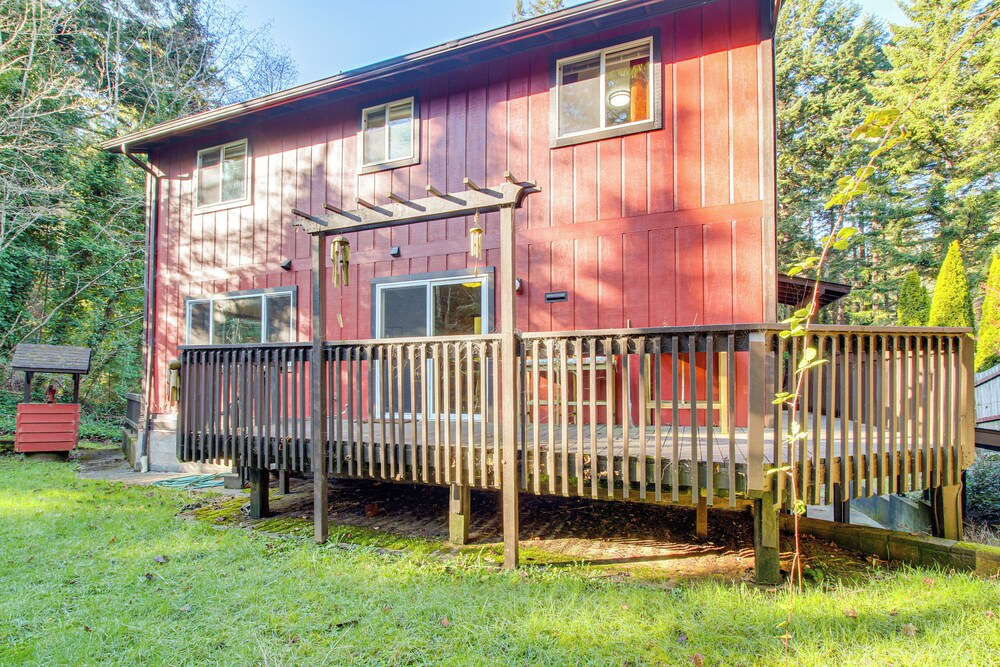 Walk to Mingus Park! Wooded Coos Bay Getaway