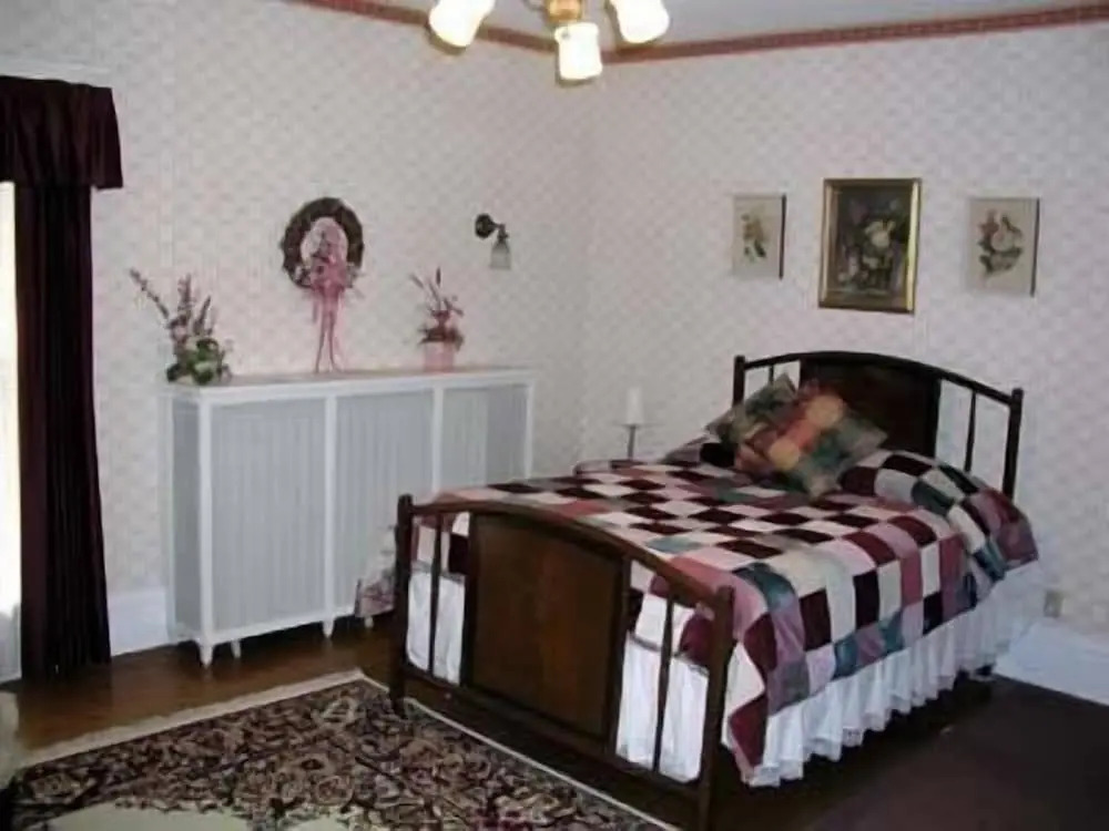 Chestnut Charm Bed & Breakfast