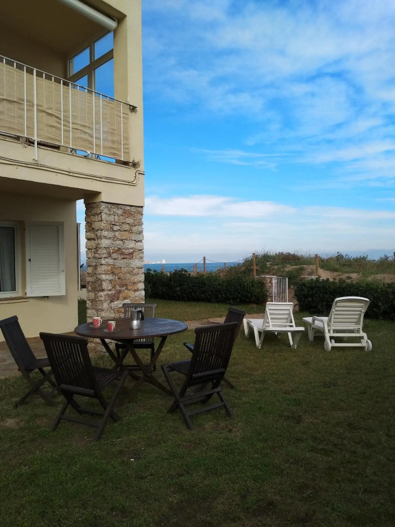 Sea front apartment in Platja Pals with terrace and parking