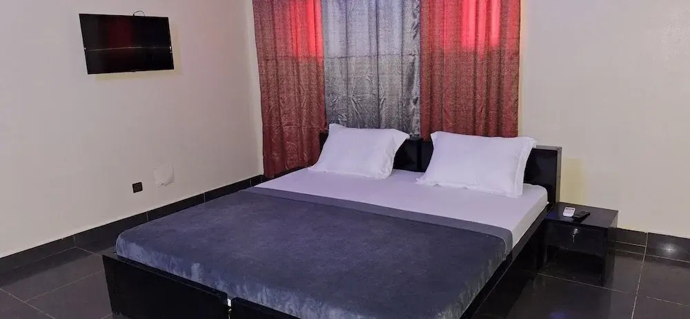 Royal Blue Guest House & Bar