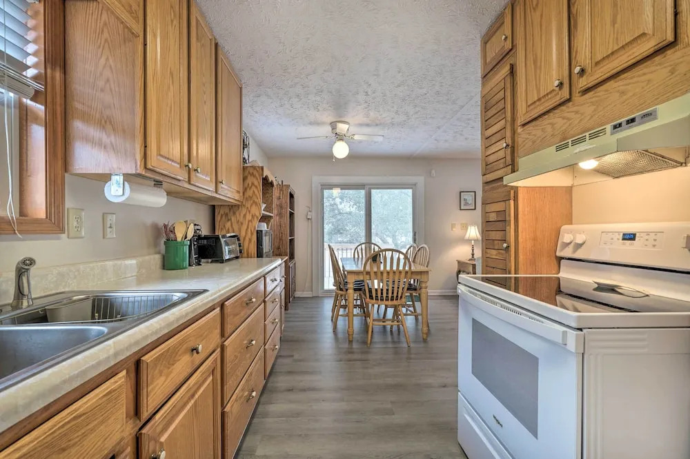 Cozy Oak Island House u003c 1 Mi to Beaches