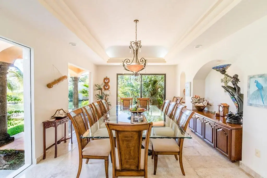 Lagoon & Beach Steps Away 5-bdrm Villa Elegancia