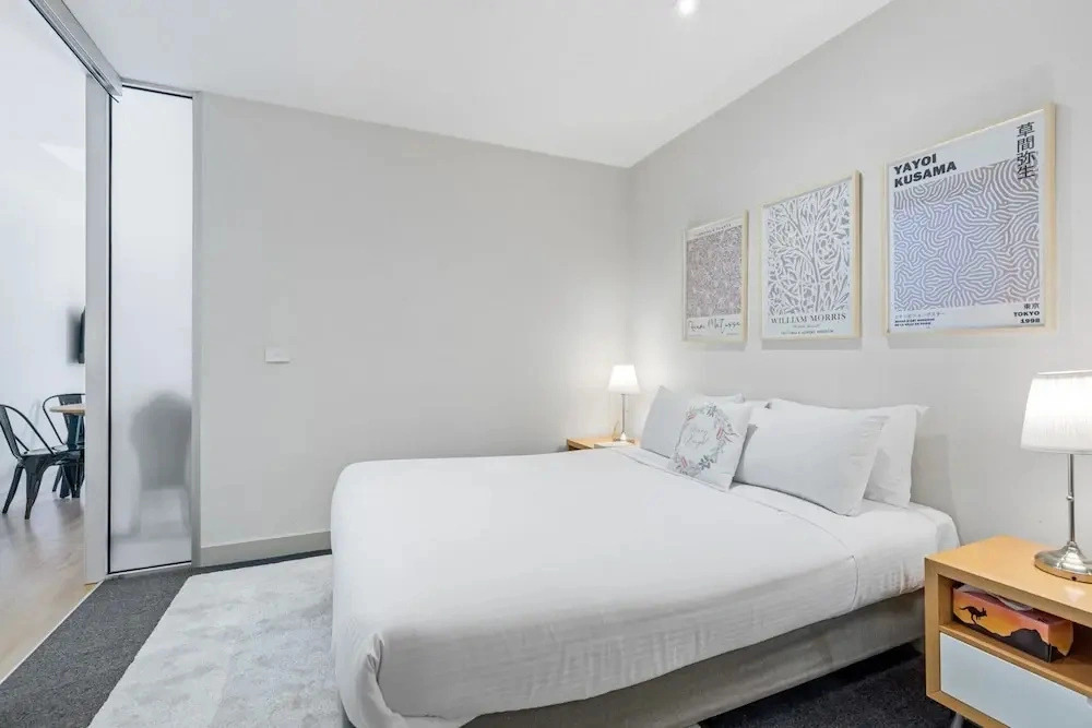 Sophisticated CBD 2-bed Apartment by Yarra River
