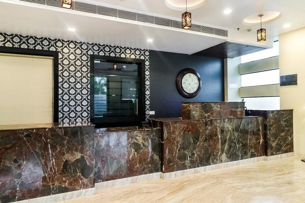 La Silver Leaf Hotel