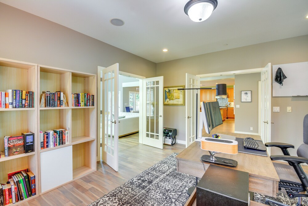 Premier Gig Harbor Home! Views, Spa & Billiards