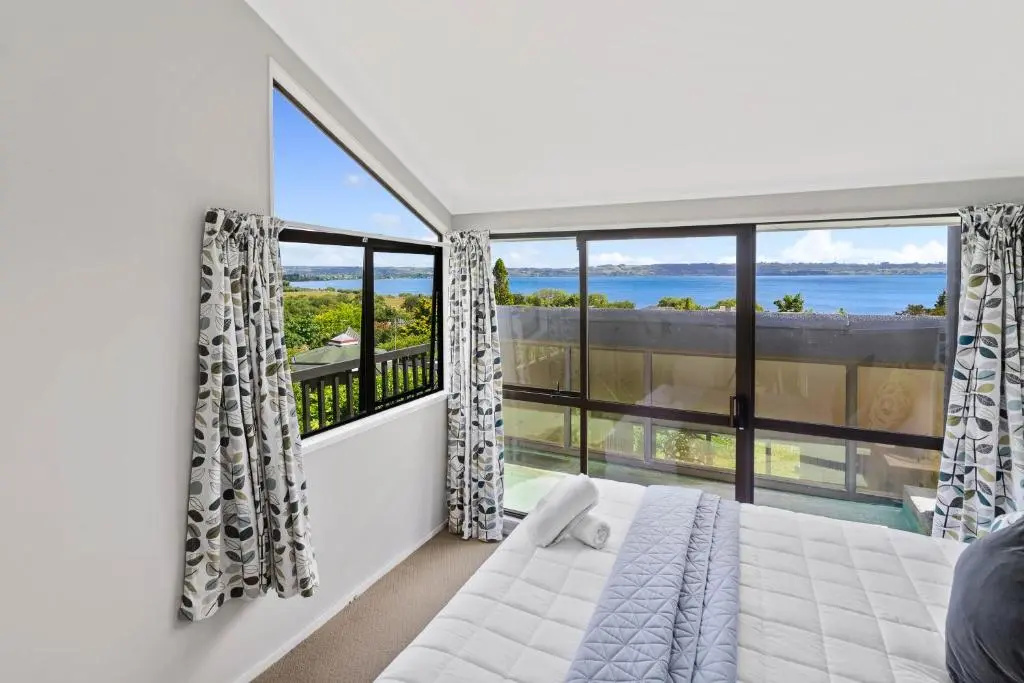 The Bird House - Kawaha Point, Rotorua. Stylish six bedroom home with space, views and relaxed atmosphere