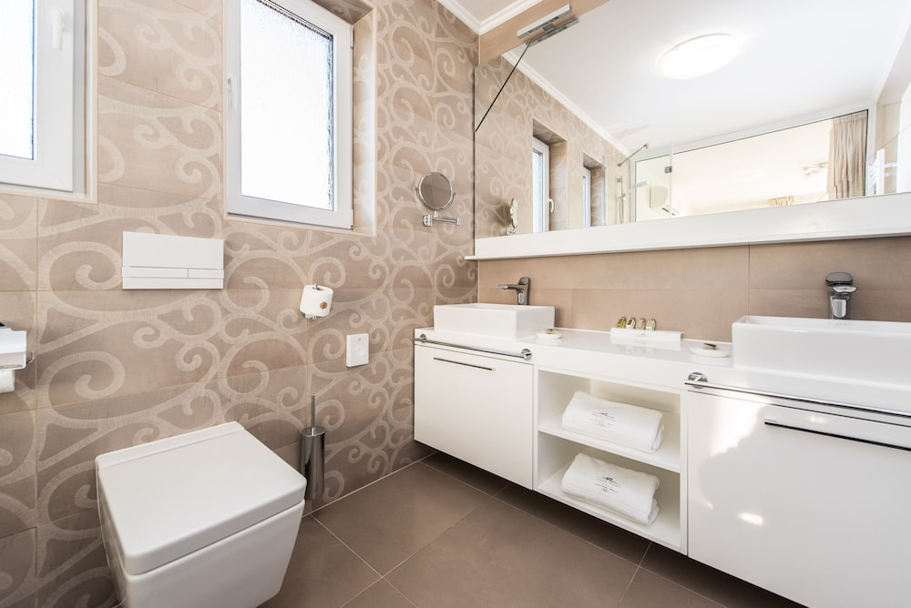 Sargas Suite 6 With City View