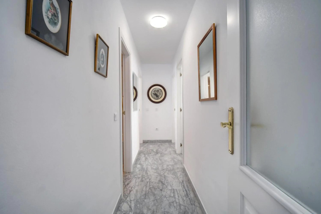 Marbella Sleeps 10 adults Secure underground car park Pool Aircon Fast Wifi