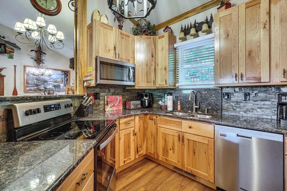 4 Mi to Gatlinburg Strip: Serene Cabin w/ Hot Tub!