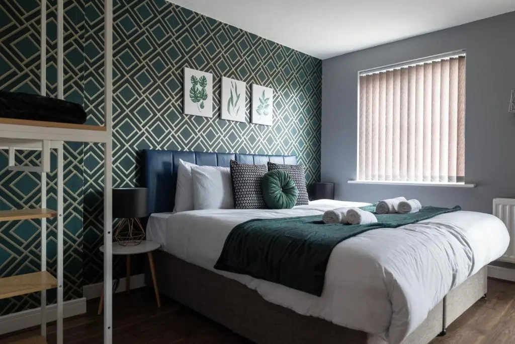 LARGE & NEW Contractor House & Private Parking & Garden & close toM6