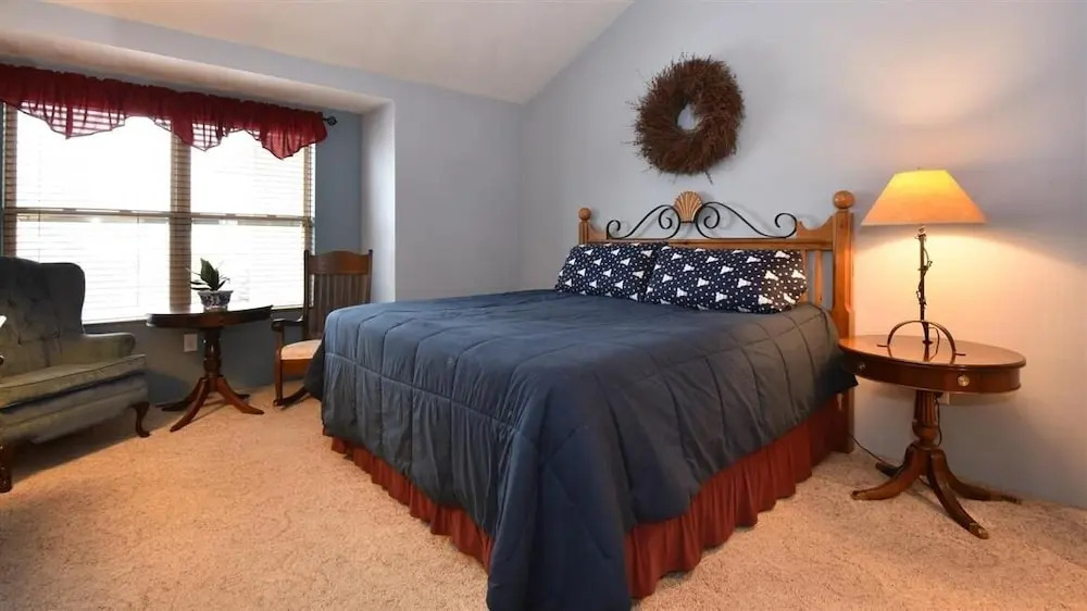 Seven Springs 4 BR Premium Condo, Sleeps 9 by RedAwning