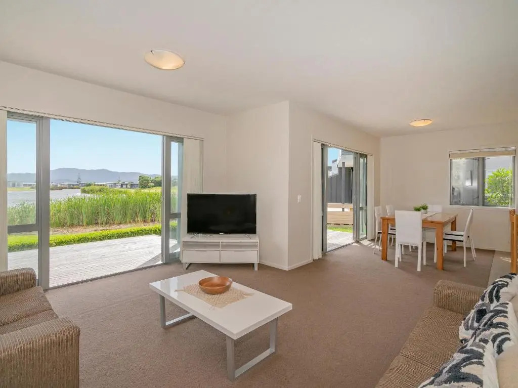 Lakeside Villa Retreat - Matarangi Downstairs Unit
