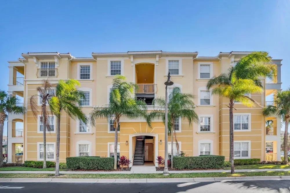 Cozy Condo W/private Balcony Steps to Conv. Ctr