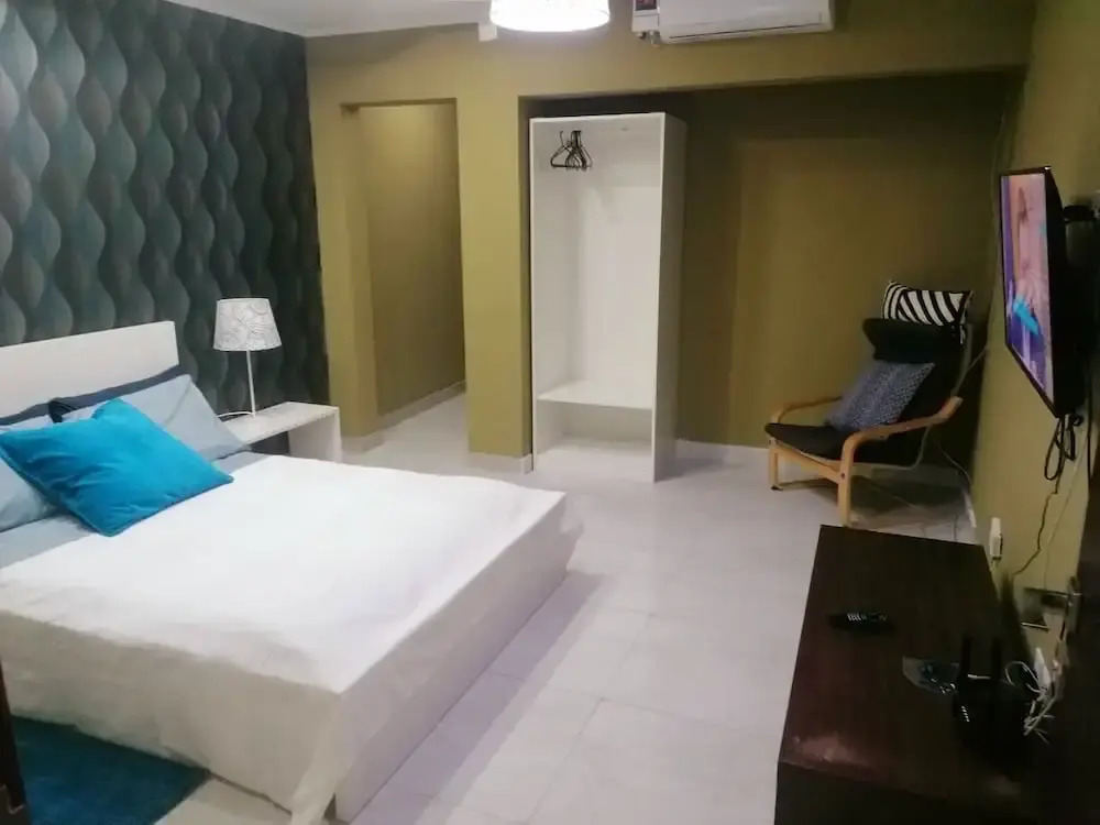 Guest House Sleeps 14 With Terrace