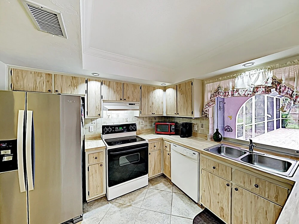 Dreamy In Quiet Neighborhood W/ Caged Pool 3 Bedroom Home