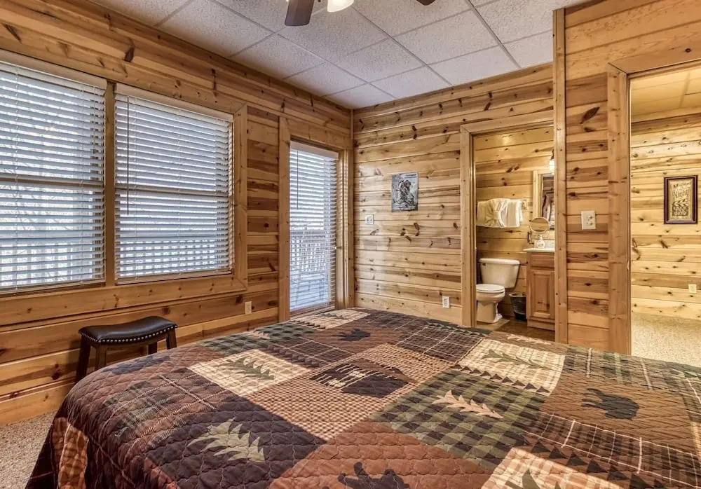 The Wildlife Lodge - Great Location! Close To Tanger Outlets! 5 Bedroom Cabin by RedAwning