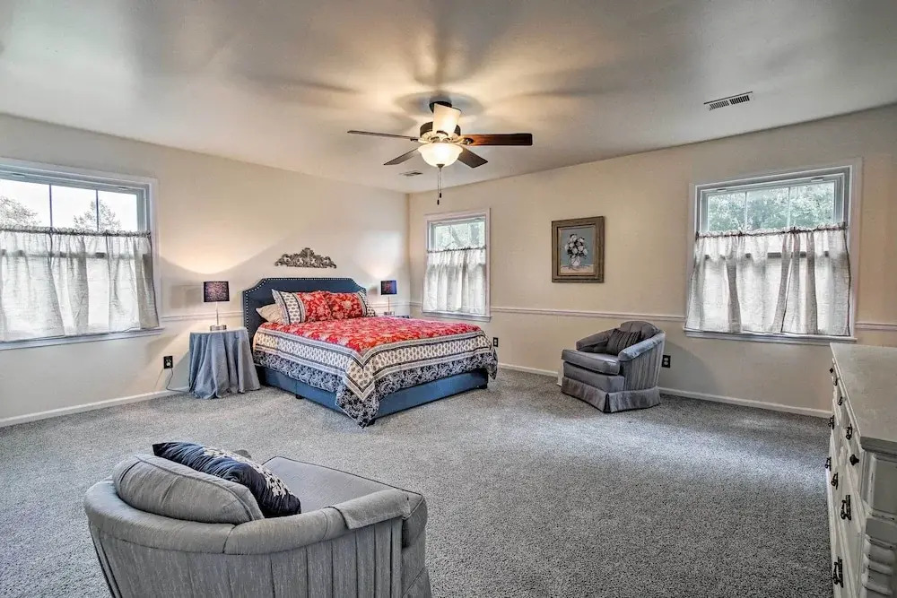 Remodeled Historic Farmhouse ~ 20 Mi to KC!