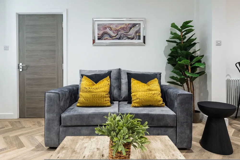 Riverside Flat Near Park Free Parking