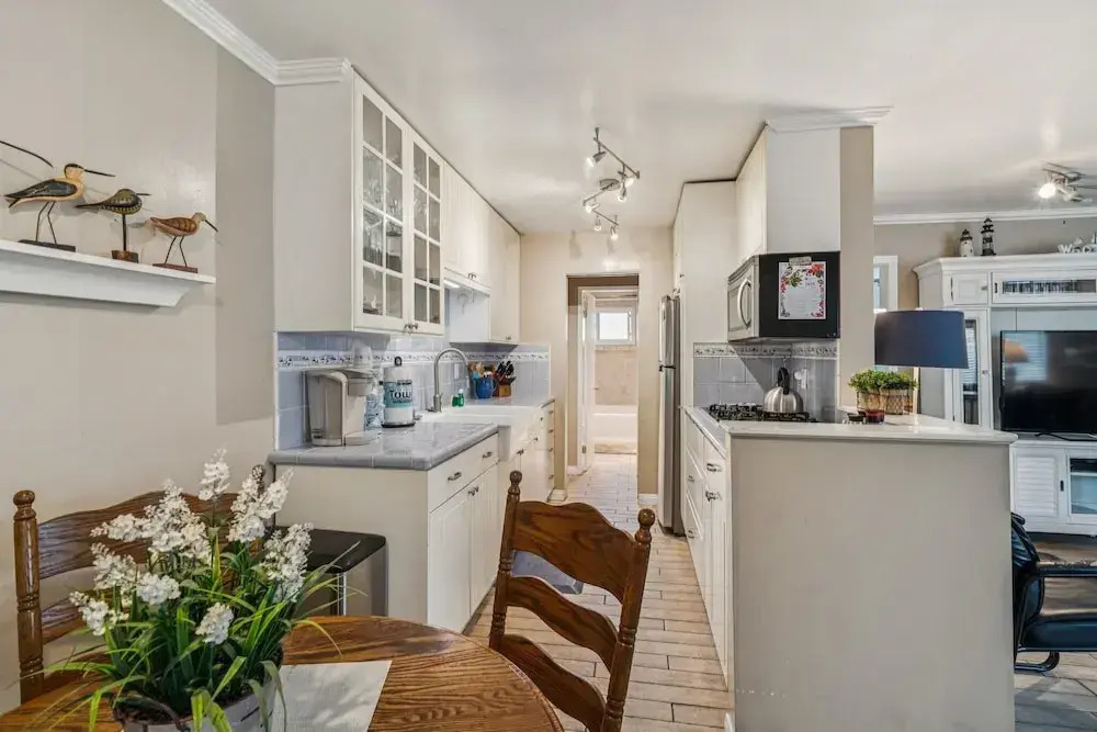 Beautiful 1 Bed Beach Condo #122 1 Bedroom Condo by RedAwning