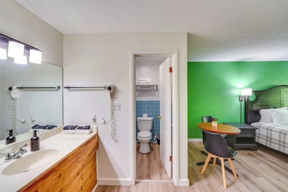 Cozy Couples Getaway! 1 Mi to Dtwn Eureka Springs