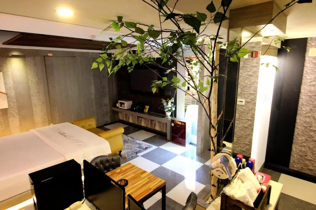 Hera Hotel