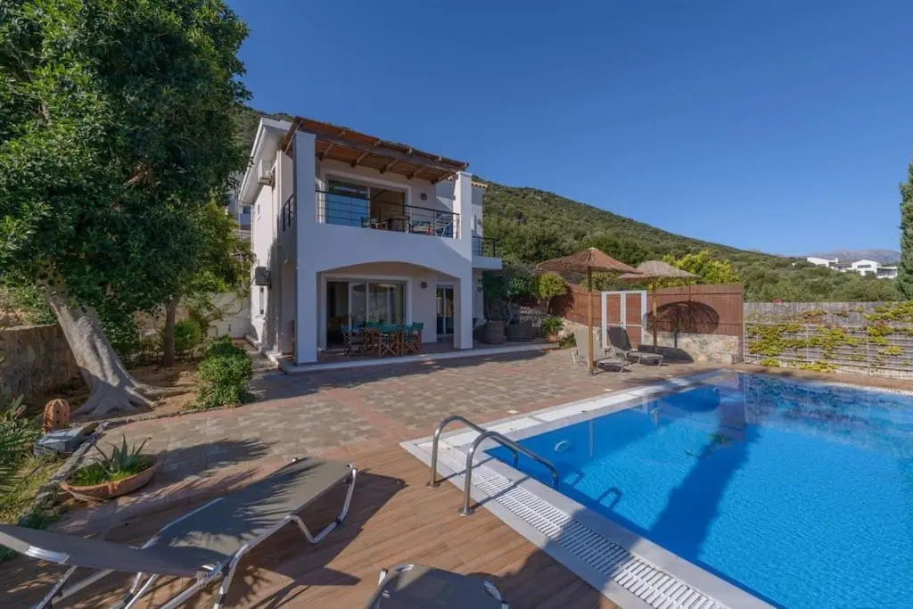 2 Bedroom Villa, Pool, Sea Views, Agios Nikolaos,