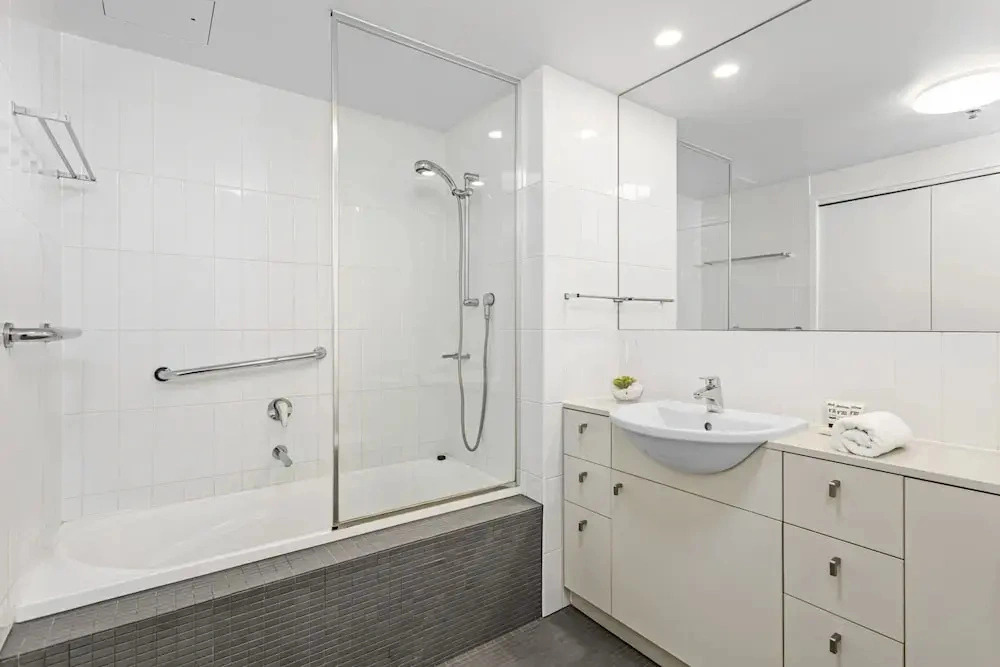 High-floor 2-bed CBD Unit With Views & Amenities