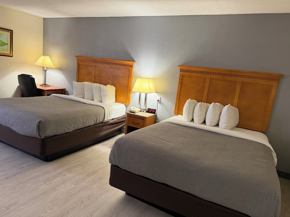 Lafayette Inn & Suites