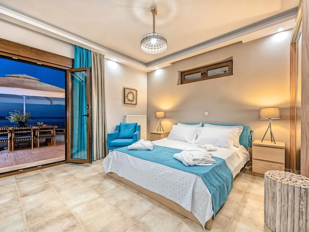 Luxurious Villa With Private Beach in Psarou Greece