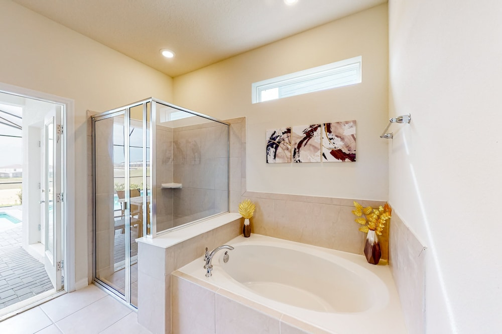 Exquisite Home With Pool, Lanai, Game Room, Central AC, & Washer/dryer