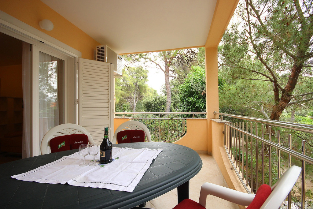 Apartment Dino - apartments with hot tub: A3 Novalja, Island Pag