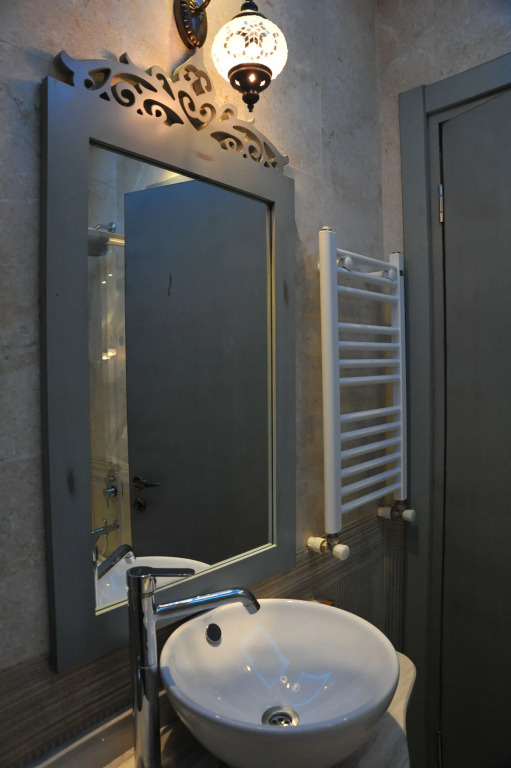 Ayna Hotel