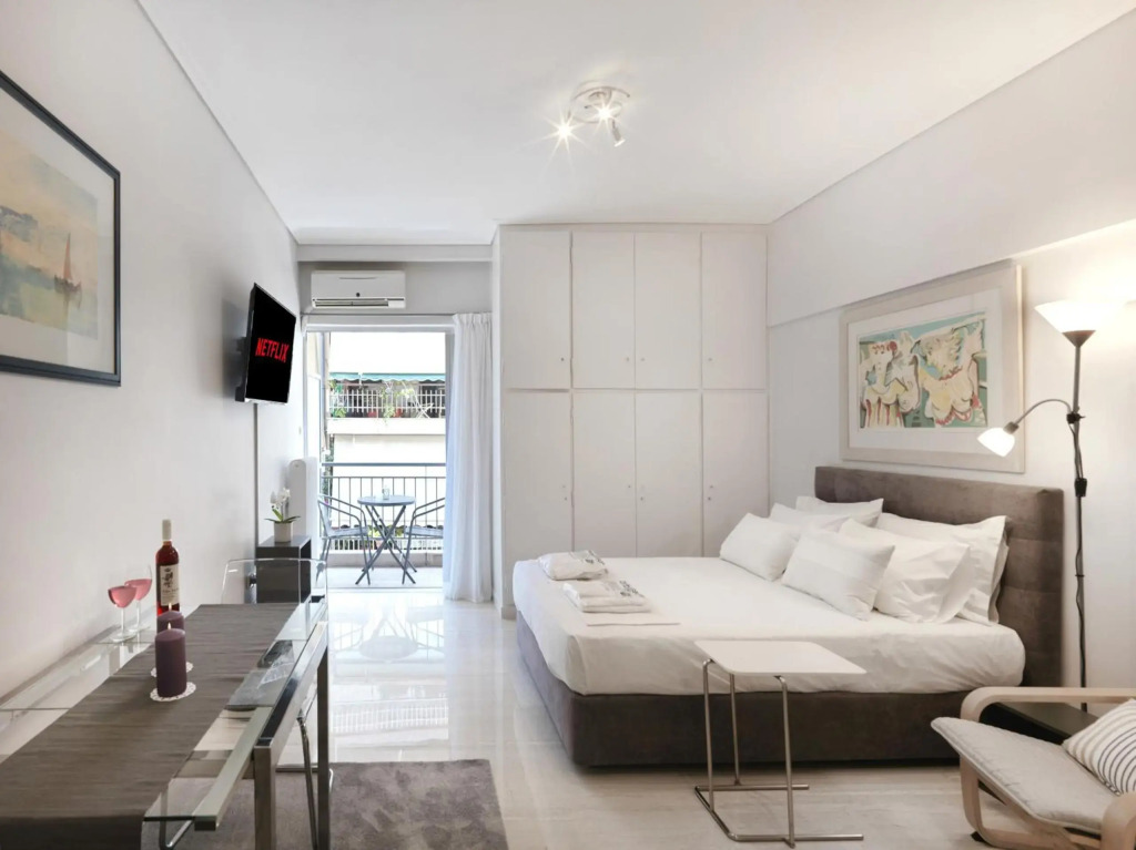 Modern Studio opposite the Areios Pagos court.