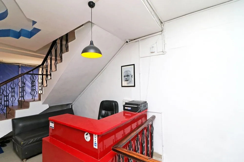 OYO 40425 Hotel Dazzle Inn