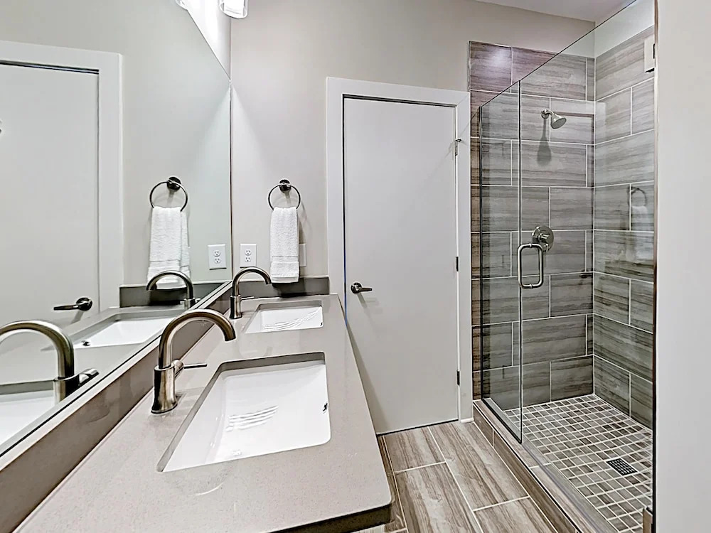 New Listing! Newly Built Townhome W/ Skyline Views 2 Bedroom Townhouse